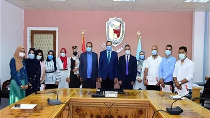 رئيس جامعة سوهاج يكرم المشاركين في ورشة عمل 