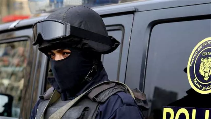 أجهزة الأمن تنجح في القبض على 5 أشخاص خلعوا ملابسهم أثناء توصيل منقولات عروسة بالغربية