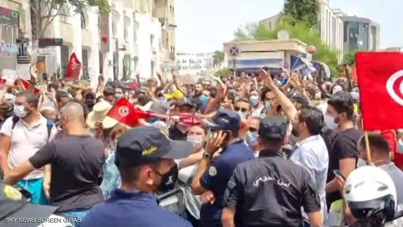 تونس.. احتجاجات تطالب بإسقاط الحكومة ومحاسبة الغنوشي.. فيديو