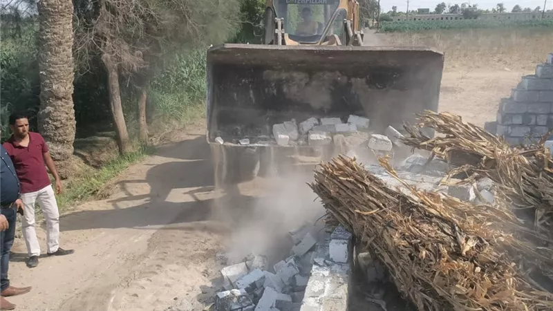 محافظ المنيا يشدد على تكثيف الحملات الميدانية للتصدى لحالات التعدي علي الأراضي الزراعية والبناء المخالف
