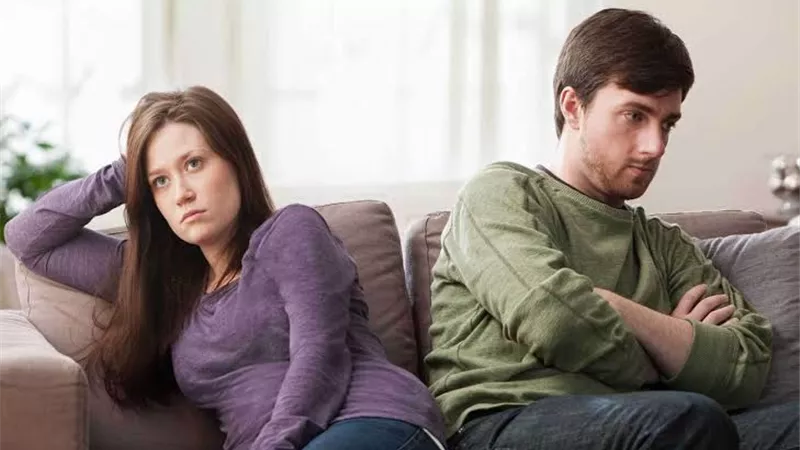٣ أخطاء تقودك للتعاسة الزوجية.. تجنبها