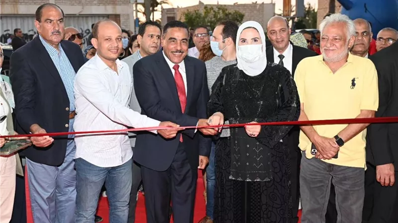 وزيرة التضامن ومحافظ مطروح يفتتحان معرض 