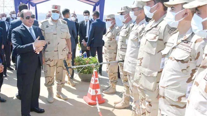 السيسي تفقد أعمال تطوير طرق 