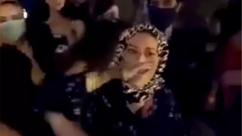 احتفالات وزغاريد فى الشارع التونسى بقرارات قيس سعيد .. صور