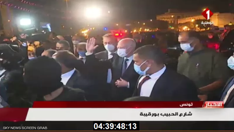 الرئيس التونسي يشارك في الاحتفالات بقراراته بشارع بورقيبه
