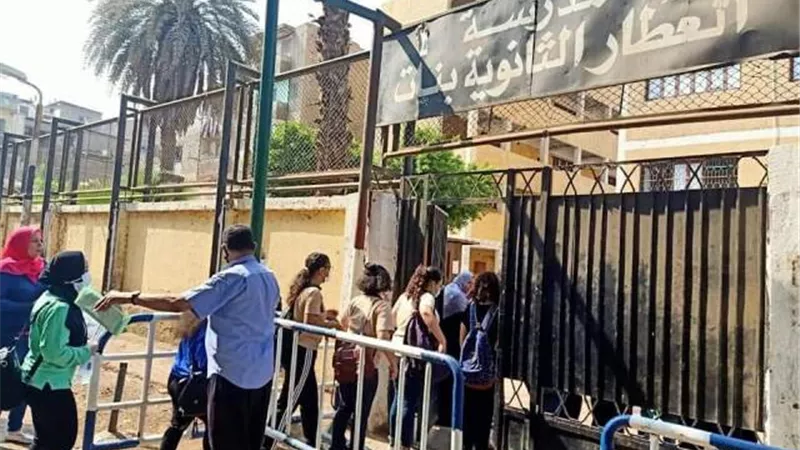 توافد طلاب الشعبة العلمية لاداء امتحان مادة اللغة الاجنبية الاولى