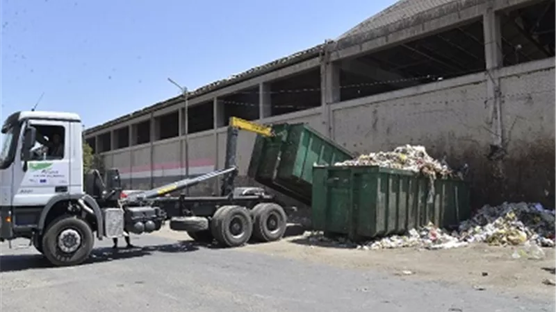 محافظ أسيوط: تدعيم منظومة النظافة بمركزى منفلوط وحي شرق بـ 112 حاوية