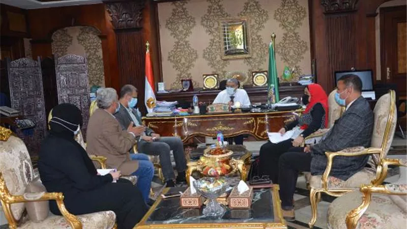 محافظ المنيا يبحث أزمة ضعف مياه الشرب بحي الغرب