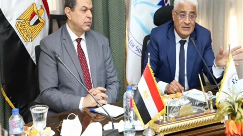سعفان وعوض يوقعان بروتوكولا لمد الحماية الاجتماعية للعمالة غير المنتظمة