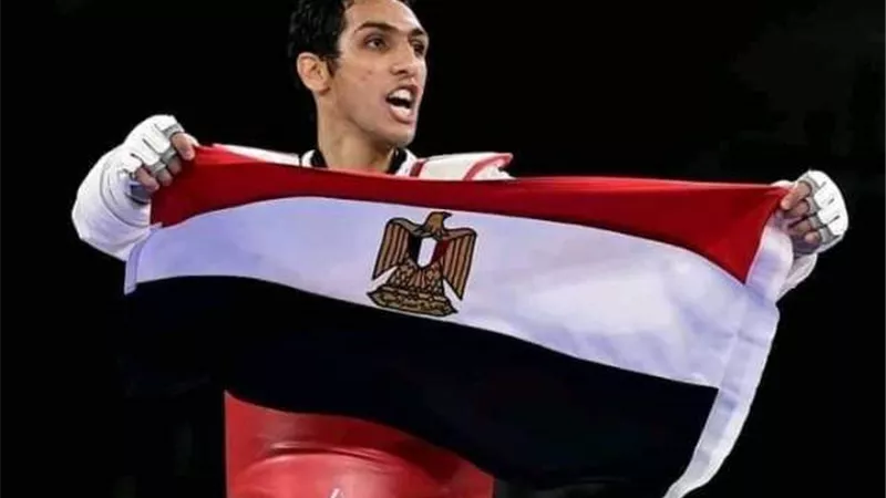 د. إسماعيل عبد الغفار يهنىء ابن الأكاديمية 