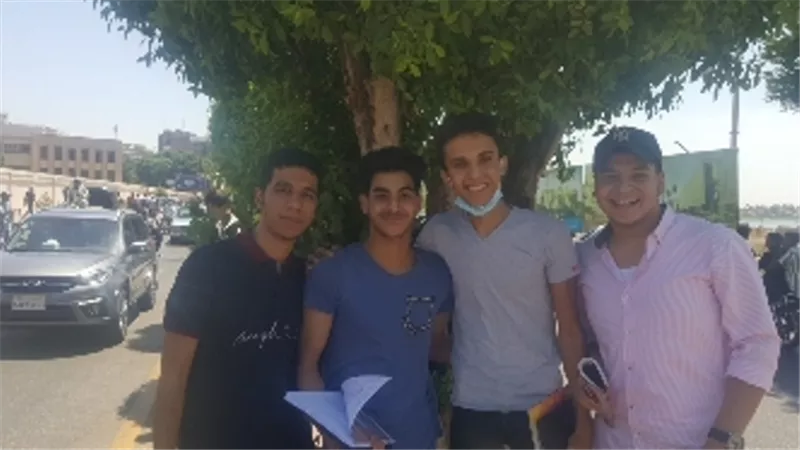 فرحة اللغة الإنجليزية تمحو صدمة الفيزياء لشعبة العلوم بثانوية الأقصر..صور