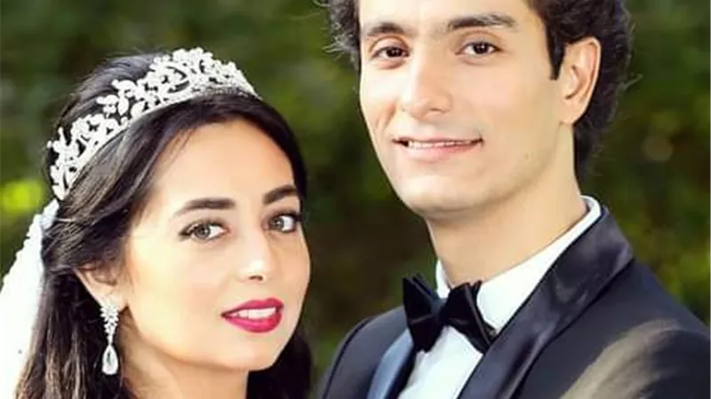 المطرب محمد محسن يحتفل بالعام الخامس لزواجه من هبة مجدى