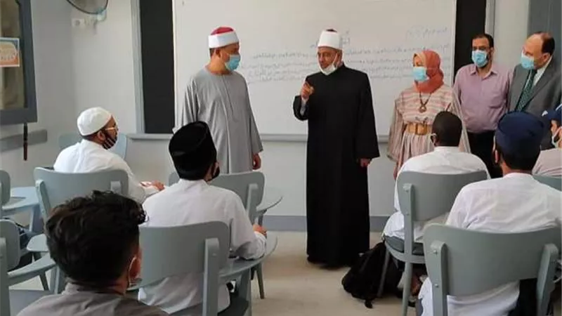 رئيس قطاع المعاهد الأزهرية يتفقد سير العمل بمدرسة الإمام الطيب