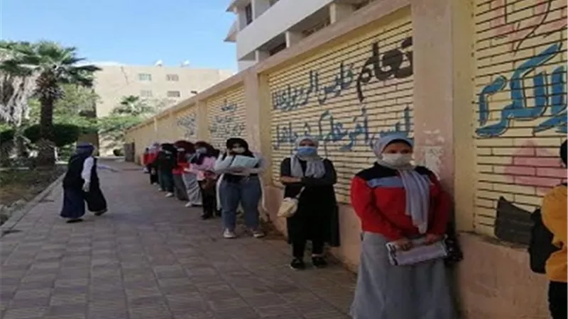 توافد طلاب الثانوية العامة الشعبة الأدبية لامتحان مادة علم النفس والاجتماع على اللجان بالغردقة