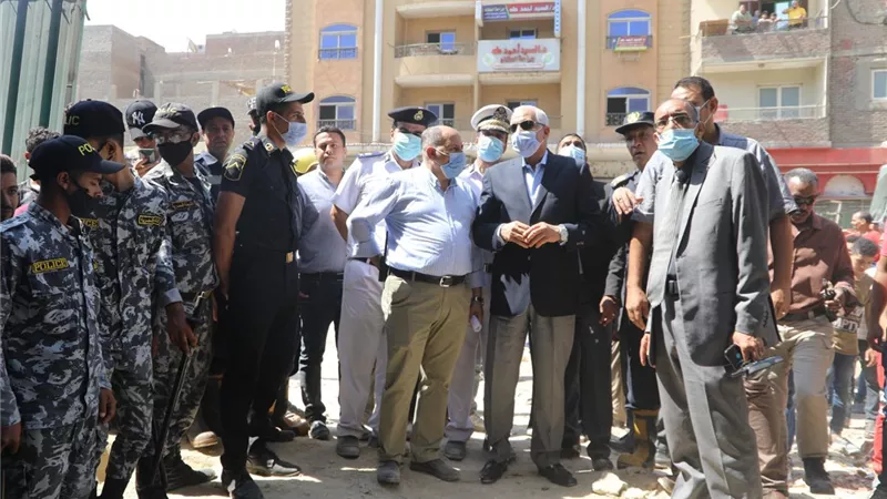 محافظ الجيزة يعاين موقع إنهيار عقار الوراق
