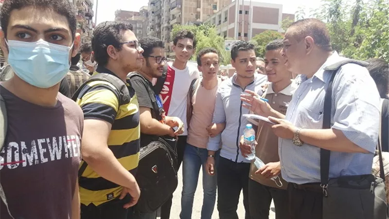فرحة بين طلاب أسيوط لسهولة امتحان علم النفس والاجتماع.. بالصور