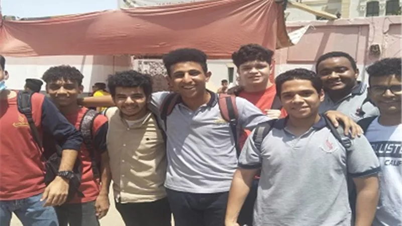 الفرحة على وجوه طلاب الشعبة الادبية بأسوان بعد اداء امتحان علم النفس والاجتماع