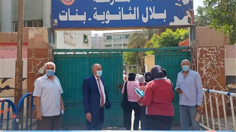 امتحان علم النفس يمسح احزان طلاب الشعبة الادبية فى الثانوية.. بالصور