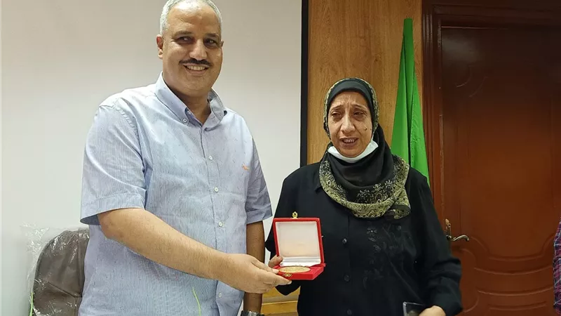 الصبروط يُكرم موظفة بالتفتيش المالي بمديرية الشباب والرياضة بالقليوبية