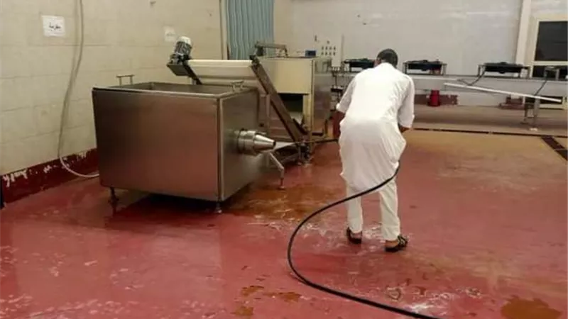 تكثيف أعمال النظافة لمصنع التمور بمركز تطوير الصناعات بسيوة