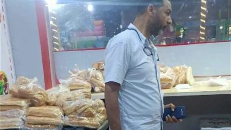 حملة لصحة مطروح علي محلات الكورنيش واعدام اغذية فاسدة