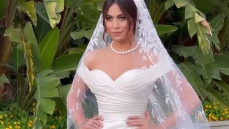 فستان الفنانة هاجر احمد يخطف الانظار فى حفل زفافها .. صور