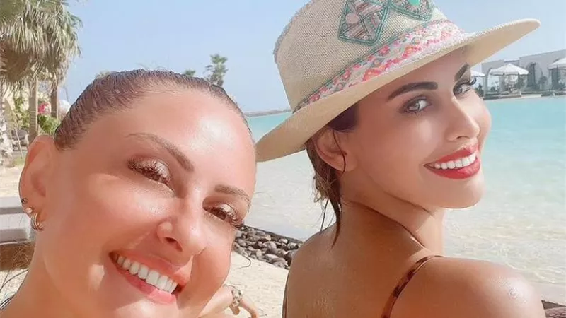 بإبتسامة جذابة .. مى سليم تستمتع باجازتها على البحر