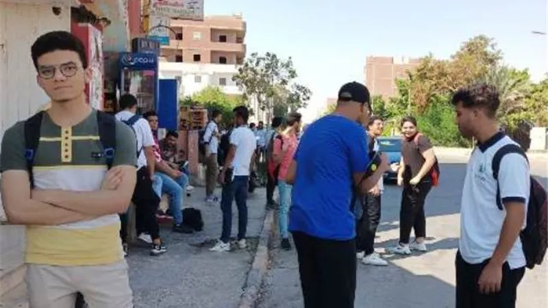 توافد طلاب الشعبة العلمية بالثانوية العامة بالبحرالأحمر على اللجان لأداء امتحان الديناميكا