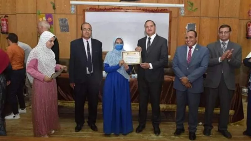 تكريم ٢٠٠ طالب بتربية سوهاج لمشاركتهم فى جهود تعليم الكبار