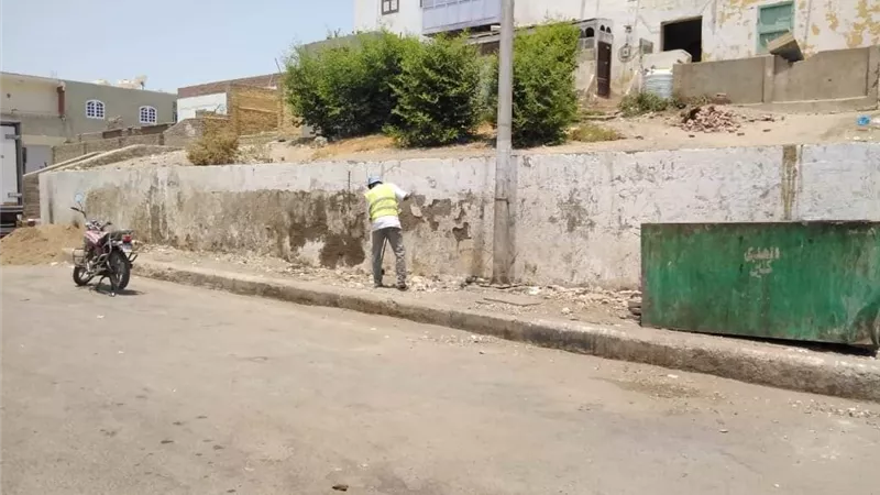استمرار حملات النظافة بالشوارع الفرعية والرئيسية بالقصير