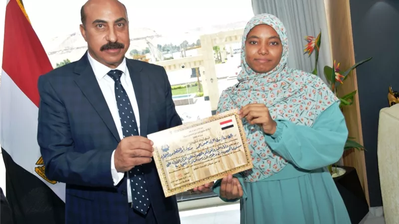 محافظ أسوان يكرم ندى ونوال لحصولهن على المراكز الأولى في الدبلومات الفنية