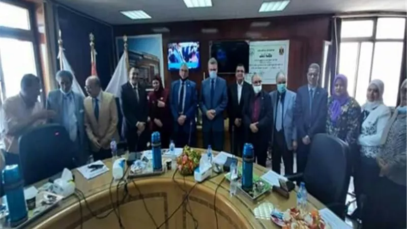 عميد طب بنها يُكرم عددا من رؤساء الأقسام المنتهية فترة توليهم المسئولية