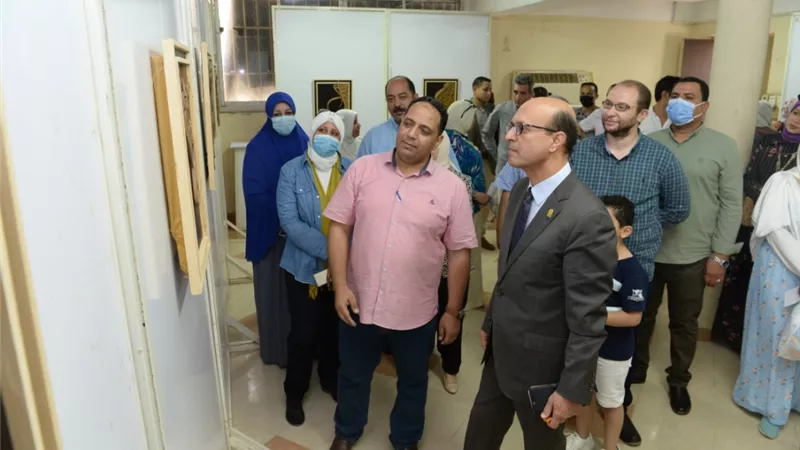نائب رئيس جامعة أسيوط يفتتح معرض فني بعنوان تشكيلات خطية