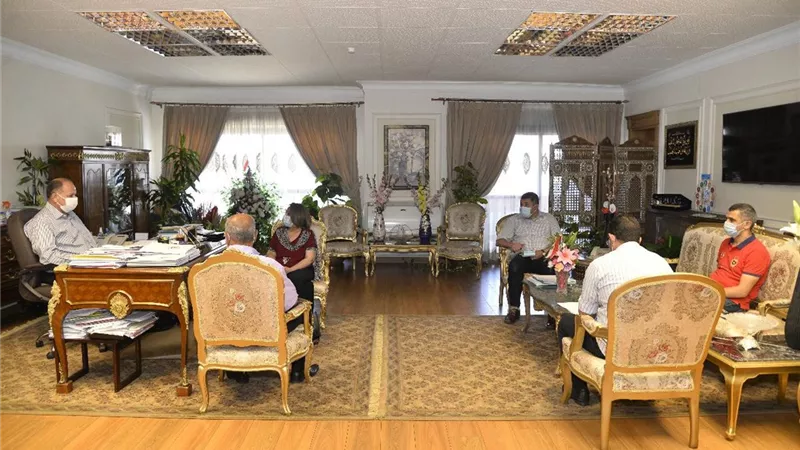 محافظ أسيوط يشدد على تطبيق الشروط الهندسية والفنية في أعمال الرصف ورفع كفاءة الشوارع