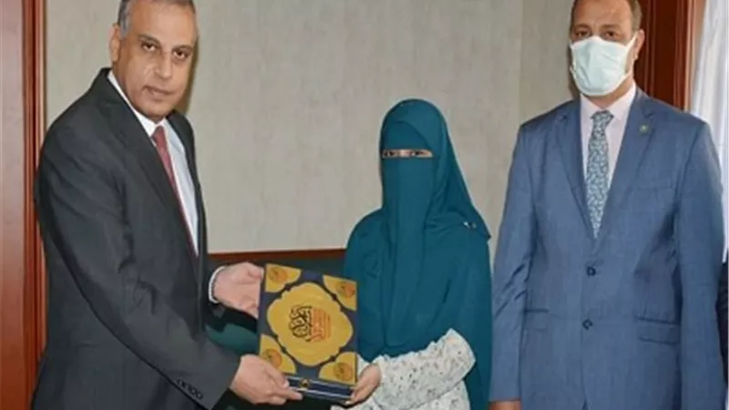 محافظ سوهاج يكرم الأولى على مستوى الجمهورية بشهادة التعليم الفني التجاري