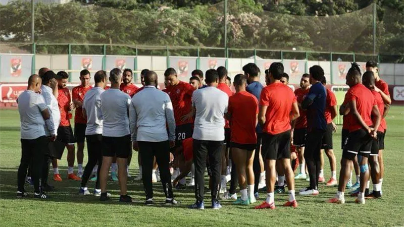 تفاصيل اجتماع عبدالحفيظ بلاعبي الأهلي استعدادا لمواجهة أسوان