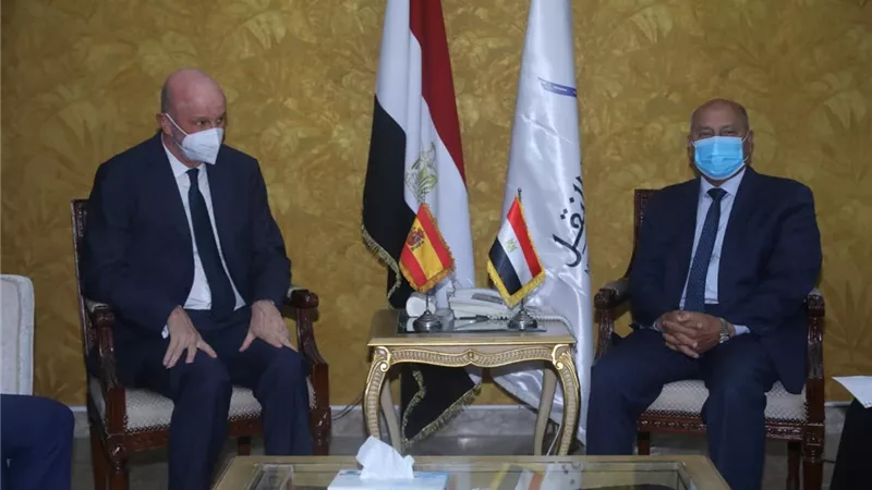 وزير النقل يستقبل السفير الاسباني بالقاهرة لبحث تدعيم التعاون المشترك