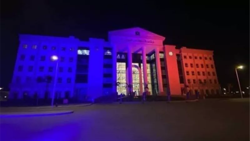 إنارة مقر مجلس الوزراء بالعلمين الجديدة احتفالا باليوم العالمي لالتهاب الكبد