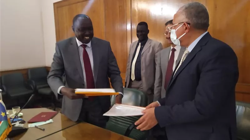 عبد العاطى يستقبل ماناوا بيتر وزير الموارد المائية والرى بجنوب السودان