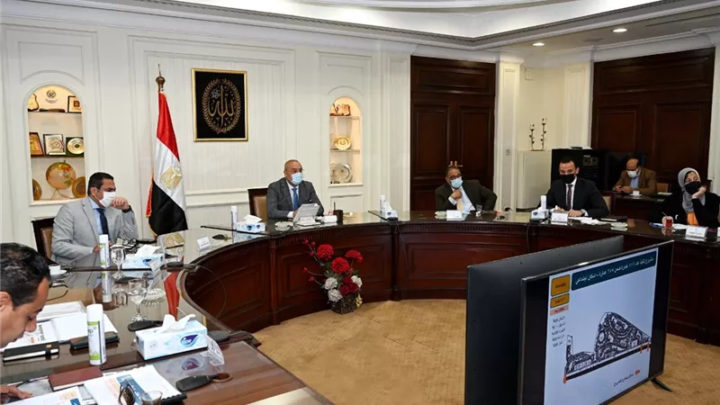 وزير الإسكان يتابع موقف تنفيذ المشروعات المختلفة فى المدن الجديدة