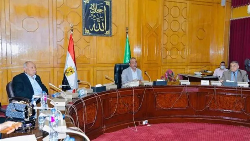 مشكلات مياه الشرب والصرف الصحي على أجندة محافظ ونواب الإسماعيلية ..صور