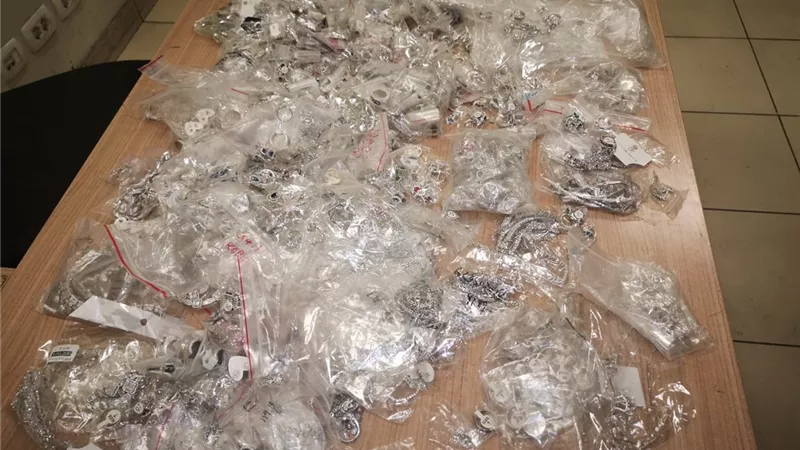 إحباط تهريب كمية من المشغولات الفضية مع راكب قادم من السعوديه