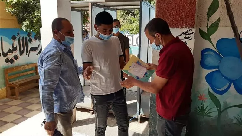 مظروف اسئله بالخطأ يوقف لجنه ببنى سويف نصف ساعه