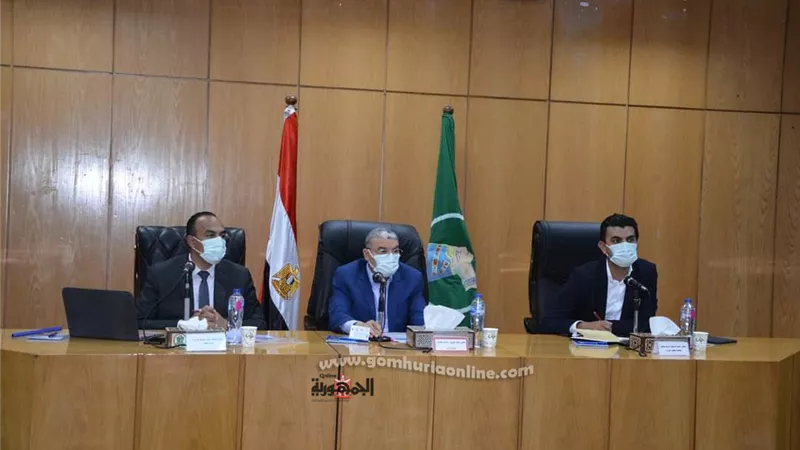 محافظ المنيا يناقش الموقف التنفيذى لمشروعات حياة كريمة بأبوقرقاص