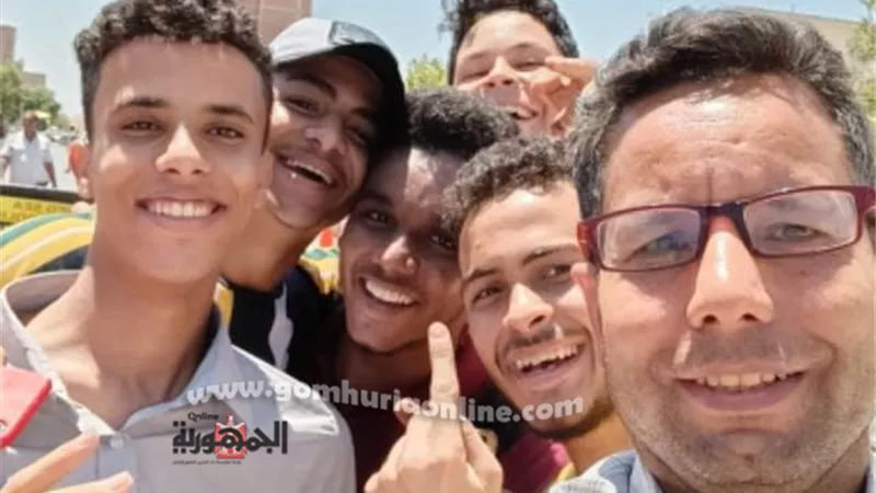 فرحة خروج طلاب الشعبة الأدبية من سهولة امتحان اللغة الأجنبية بالبحر الأحمر.. صور