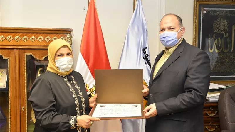 محافظ أسيوط يكرم مديرة إدارة الخدمات الجماهيرية بالمحافظة لبلوغها السن القانونية للمعاش وجهودها