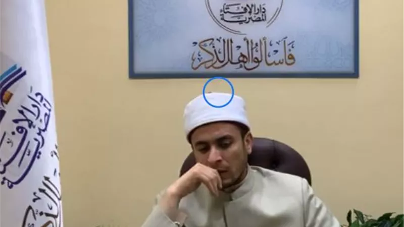 يجوز لى الصلاة بالفانلة ام ذلك يبطلها ؟ .. دار الإفتاء تجيب