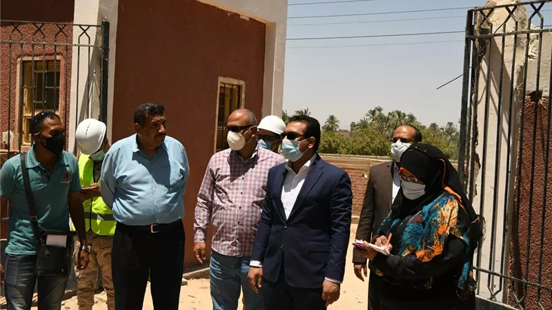 نائب محافظ قنا يتفقد أعمال إنشاء وتطوير عددا من مدارس قري قوص