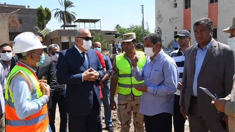 محافظ قنا يتفقد أعمال إنشاء مجمع الخدمات بقرية السمطا بدشنا