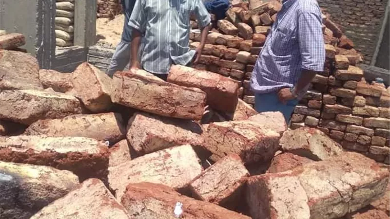 رصد حالة بناء إضافة دور ثالث بدون ترخيص وإزالتها بمنطقة منشأة العمارى بمدينة الأقصر